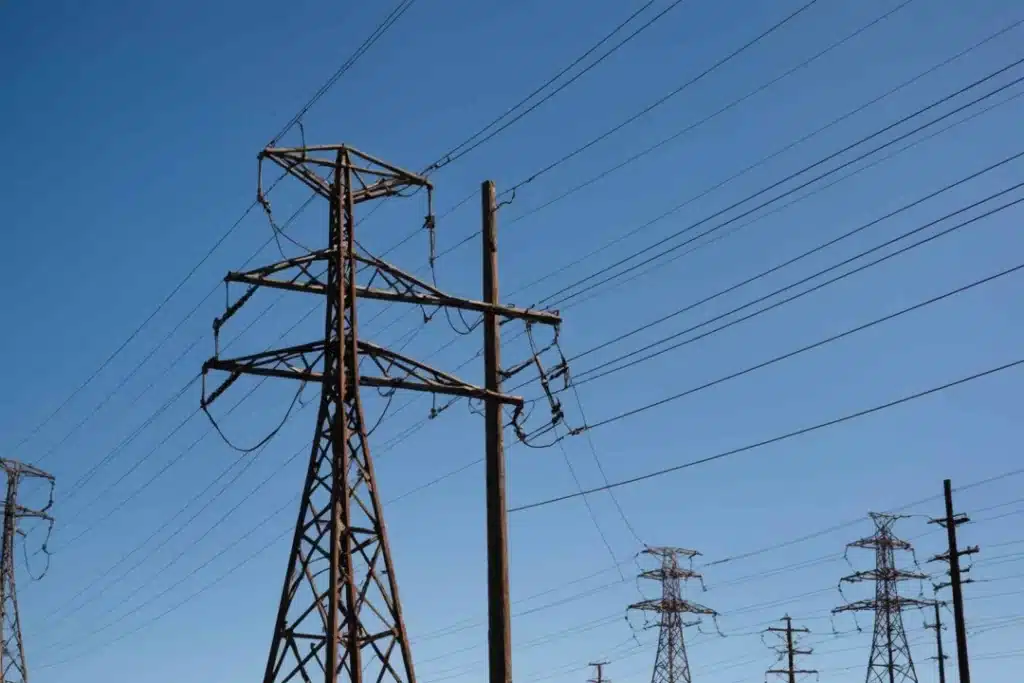 Fiabilité des lignes électriques : le rôle des isolateurs